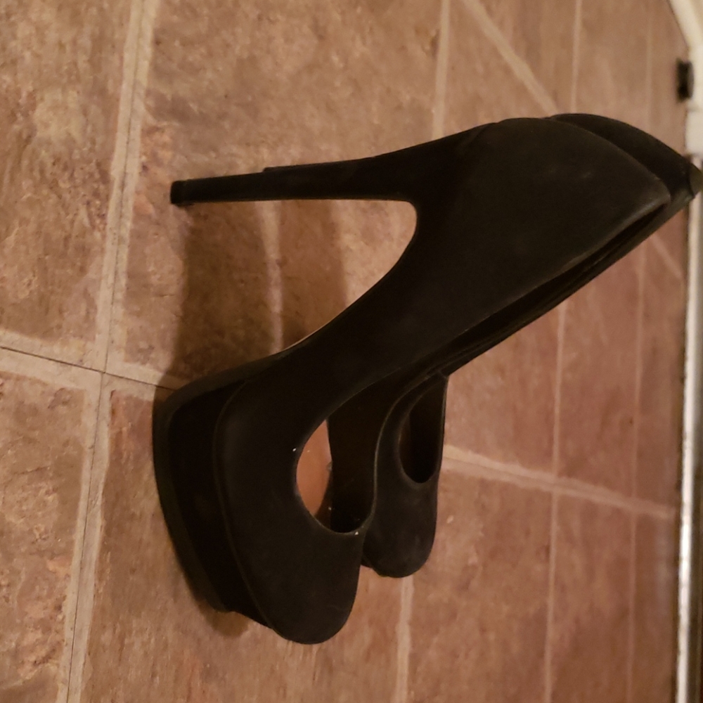 Shoes - Picture 2 of 4